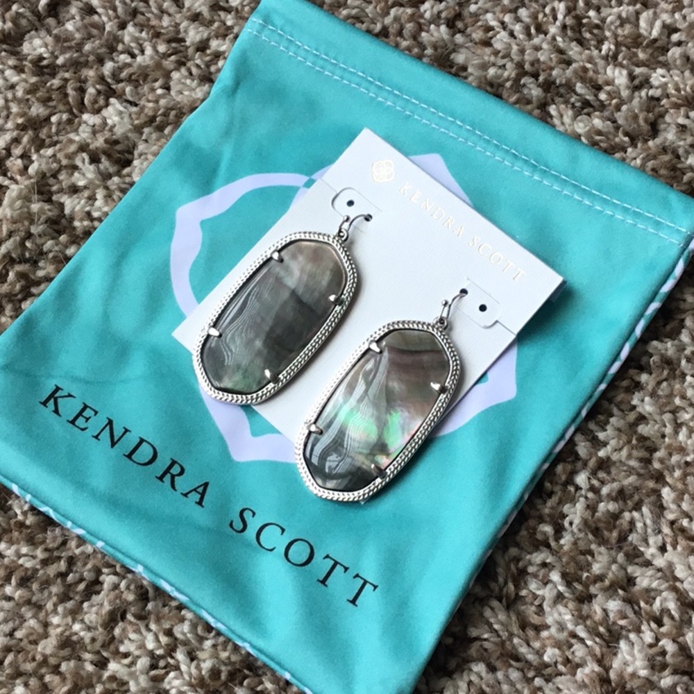 NWOT Kendra Scott Danielle Earrings